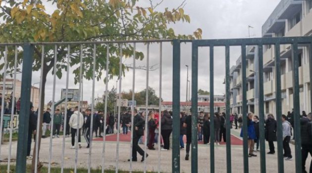 Αγρίνιο: Τηλεφώνημα άγνωστου για βόμβα στο 3ο Γενικό Λύκειο – Στο προαύλιο οι μαθητές (Photos)