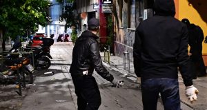 Επεισόδια στα Εξάρχεια: Επίθεση με μολότοφ σε διμοιρία των ΜΑΤ…