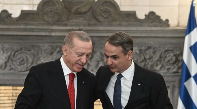 Reuters: Γυρίζοντας σελίδα, Ελλάδα και Τουρκία συμφωνούν να βελτιώσουν τις σχέσεις τους