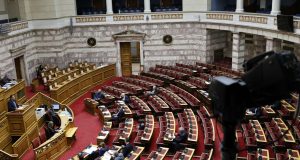 Βουλή: Ψηφίστηκε το πολυνομοσχέδιο του ΥΠΕΘΟ για τους servicers