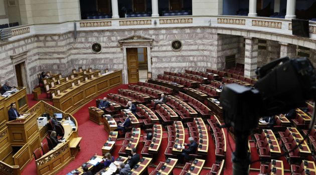 Βουλή: Ψηφίστηκε το πολυνομοσχέδιο του ΥΠΕΘΟ για τους servicers