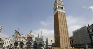 Βενετία, ακτιβιστές για το κλίμα λέρωσαν με λάσπη τη Βασιλική…
