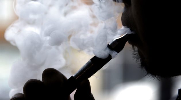 Την απαγόρευση ατμοποιητών και ηλεκτρονικών τσιγάρων με γεύσεις ζητά ο ΠΟΥ