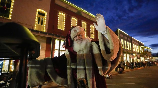 Ο Άγιος Βασίλης ξεκίνησε να μοιράζει τα χριστουγεννιάτικα δώρα – Με… ραντάρ εντοπίζεται η κόκκινη μύτη του Ρούντολφ