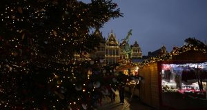 Βέλγιο: Μία γυναίκα τραυματίστηκε θανάσιμα από Χριστουγεννιάτικο δέντρο που παρασύρθηκε…