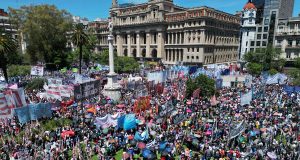 Αργεντινή: Τρίτη μαζική διαδήλωση σε οκτώ μέρες κατά των μέτρων…