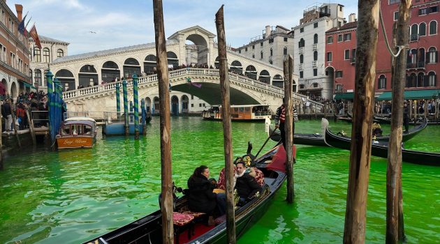 Ιταλία: Για σειρά αδικημάτων κατηγορούνται οι 28 ακτιβιστές που «έβαψαν πράσινη» την λιμνοθάλασσα της Βενετίας