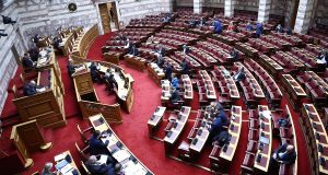 Συζητείται στη Βουλή το μίνι ασφαλιστικό: Ονομαστική ψηφοφορία ζήτησε ο…