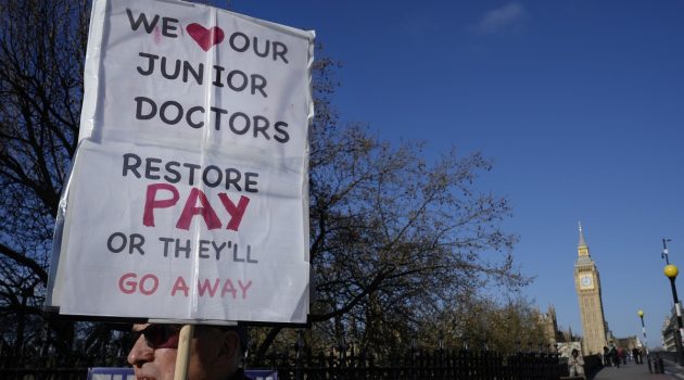 Αγγλία: Απεργούν τα Χριστούγεννα οι γιατροί για τις αμοιβές τους