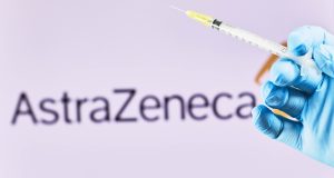 astrazeneca-paradechthike-pos-to-emvolio-covid-19-borei-na-prokalesei-spanies-thromvoseis