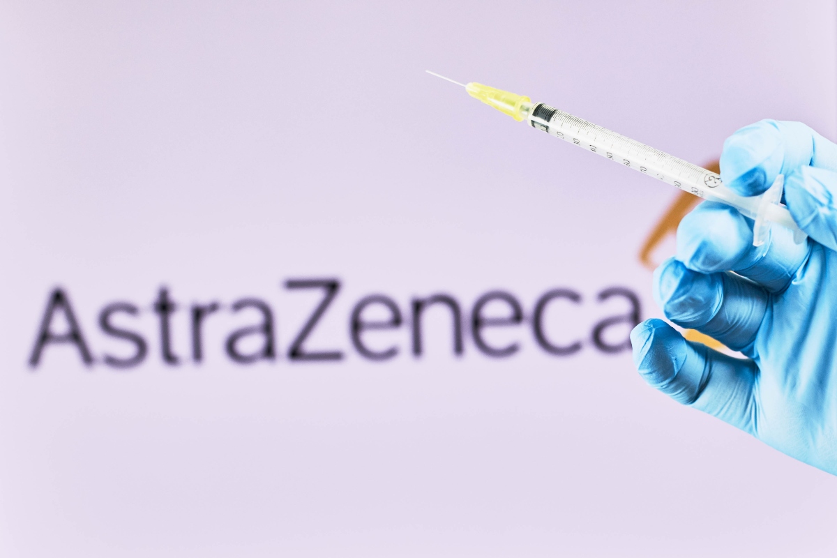 astrazeneca-paradechthike-pos-to-emvolio-covid-19-borei-na-prokalesei-spanies-thromvoseis