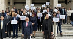 Αγρίνιο: Με πλακάτ στα χέρια έξω από το Δικαστικό Μέγαρο…