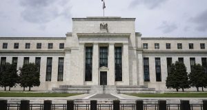 Η Fed διατηρεί αμετάβλητα τα επιτόκια στο εύρος του 5,25%…