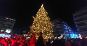 Αγρίνιο: Λαμπερή η φωταγώγηση του Χριστουγεννιάτικου Δέντρου (Videos – Photos)