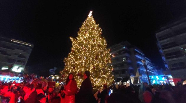 Αγρίνιο: Λαμπερή η φωταγώγηση του Χριστουγεννιάτικου Δέντρου (Videos – Photos)