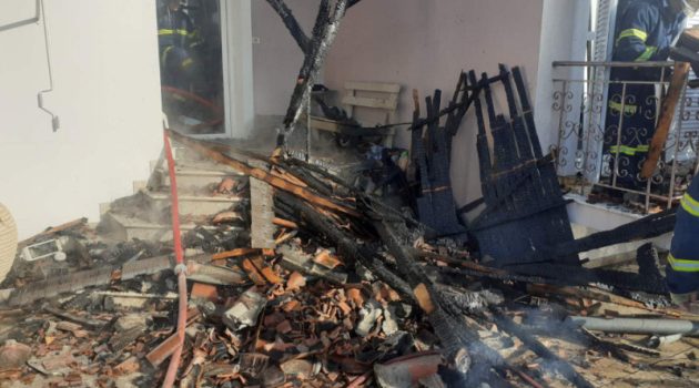 Αγρίνιο: Κάηκε ολοσχερώς σπίτι στη Βαρειά – Μεγάλη η κινητοποίηση της Πυροσβεστικής (Photos)