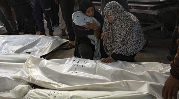 Γάζα: Πάνω από το λευκό σάβανο μια γιαγιά θρηνεί τον εγγονό της που σκοτώθηκε σε ισραηλινό βομβαρδισμό – Ήταν μόλις ενός μηνός