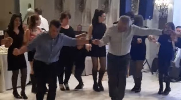 Αγρίνιο: Ο Γιάννης Πετράκης χόρεψε στο γλέντι του Παγκρήτιου Συλλόγου (Video)