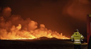 Ισλανδία: Μειώνεται η ένταση της ηφαιστειακής έκρηξης στη χερσόνησο Ρεϊκιάνες…
