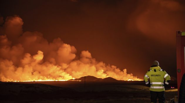 Ισλανδία: Μειώνεται η ένταση της ηφαιστειακής έκρηξης στη χερσόνησο Ρεϊκιάνες – Δημιουργήθηκε ρήγμα μήκους 4 χλμ.