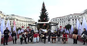 Παραδοσιακά κάλαντα και χριστουγεννιάτικες μελωδίες σε κάθε γωνιά της Ελλάδας