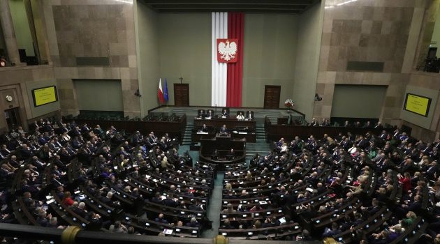 Πολωνία: Εκκαθάριση στα δημόσια ΜΜΕ μετά την άρνηση του προέδρου να εγκρίνει τη χρηματοδότησή τους