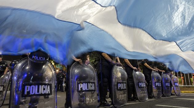 Αργεντινή: Μέτρα ασφαλείας ετοιμάζει η κυβέρνηση για να αντιμετωπίσει κύμα αντιδράσεων και διαδηλώσεων από την υποτίμηση του νομίσματος και τα  μέτρα λιτότητας