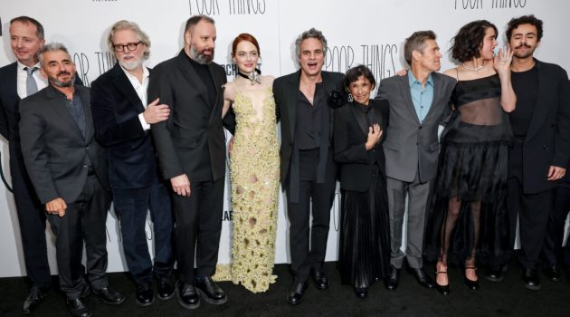 Poor Things: Η πρεμιέρα στη Νέα Υόρκη – Τι είπαν οι συντελεστές της ταινίας για τον Λάνθιμο και ο ίδιος για την Έμμα Στόουν
