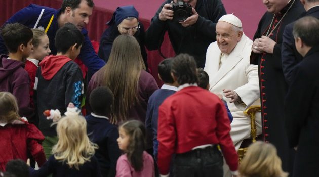 Bατικανό: Γενέθλια για τον πάπα Φραγκίσκο – Έγινε 87 ετών και τα γιόρτασε παρέα με παιδάκια