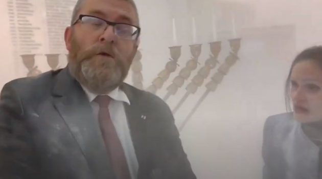 Πολωνία: Ακροδεξιός βουλευτής άδειασε έναν πυροσβεστήρα σε μια μενορά μέσα στο κοινοβούλιο (βίντεο)