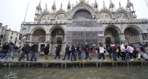 Ιταλία: Ακτιβιστές για το κλίμα ψέκασαν με σκόνη κακάο τη…