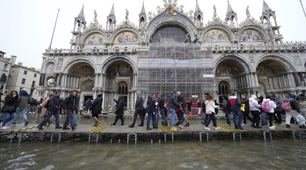 Ιταλία: Ακτιβιστές για το κλίμα ψέκασαν με σκόνη κακάο τη Βασιλική του Αγ. Μάρκου στη Βενετία