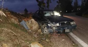 Θέρμο: Τροχαίο ατύχημα στη «Γούλι» – Αυτοκίνητο «χτύπησε» σε βράχο…