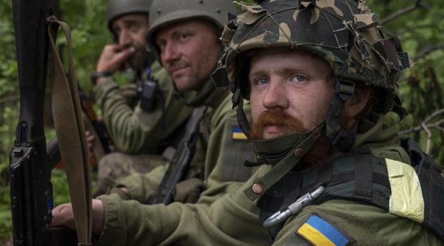 Ουκρανία: Στρατιώτες προτρέπουν τη Δύση για αποστολή περισσότερων όπλων ώστε να αντιμετωπίσουν τις ρωσικές επιθέσεις