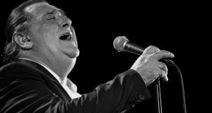 Θρήνος στο πανελλήνιο: Πέθανε ο σπουδαίος τραγουδιστής Βασίλης Καρράς