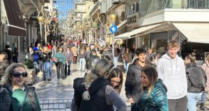 Αγρίνιο: Πλήθος κόσμου στο κέντρο της πόλης για ψώνια, καφέ…