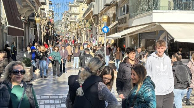 Αγρίνιο: Πλήθος κόσμου στο κέντρο της πόλης για ψώνια, καφέ και βόλτα (Photos)
