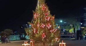 Αμφιλοχία: Φωταγωγήθηκε το Χριστουγεννιάτικο Δέντρο της πόλης (Video – Photos)