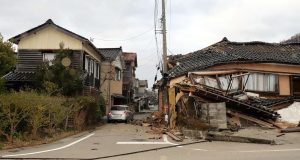 Μετρά τις πληγές της η Ιαπωνία: Προειδοποιήσεις για τσουνάμι, καταστροφές…