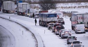 Στη δίνη σφοδρής κακοκαιρίας η βόρεια Ευρώπη: Εγκλωβισμένοι οδηγοί, κλειστά…