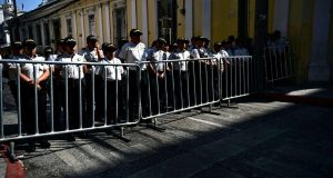Μπλόκο της αστυνομίας στη Γουατεμάλα σε καραβάνι μεταναστών από την…