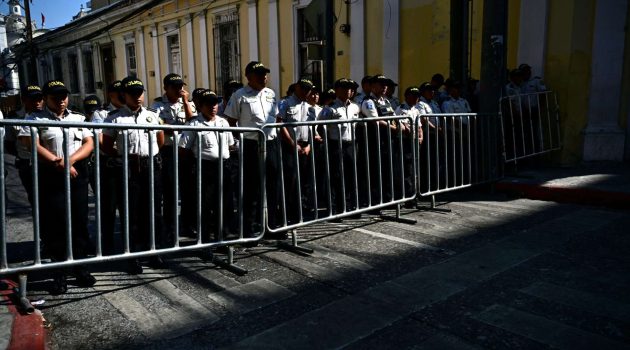 Μπλόκο της αστυνομίας στη Γουατεμάλα σε καραβάνι μεταναστών από την Ονδούρα