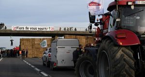 «Πολιορκούν» το Παρίσι οι αγρότες – 15.000 αστυνομικοί στους δρόμους