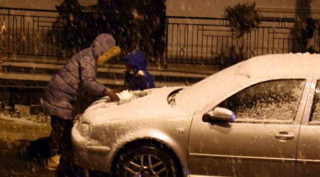 Σε λευκή «πολιορκία» η μισή χώρα: Κορύφωση του χιονιά κατά τη διάρκεια της νύχτας – Ποιοι δρόμοι έκλεισαν στα Βόρεια