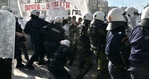 Συλλαλητήρια κατά της ίδρυσης ιδιωτικών πανεπιστημίων: Μολότοφ σε διμοιρία των…