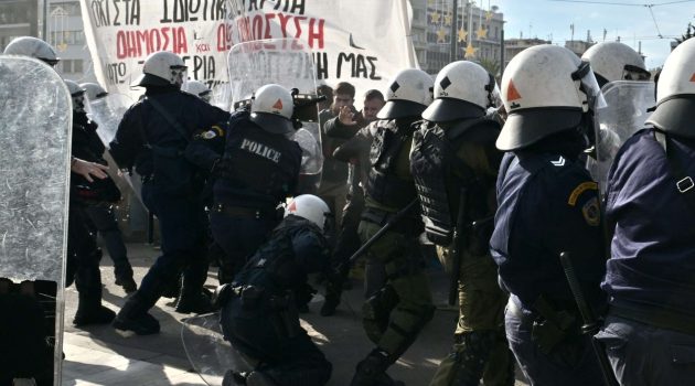 Συλλαλητήρια κατά της ίδρυσης ιδιωτικών πανεπιστημίων: Μολότοφ σε διμοιρία των ΜΑΤ στο Αριστοτέλειο – Συμμετοχή 3.000 στην Αθήνα