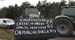 Οργή αγροτών στη Γαλλία: Απειλούν με πολιορκία το Παρίσι –…