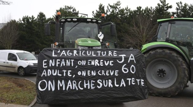 Οργή αγροτών στη Γαλλία: Απειλούν με πολιορκία το Παρίσι – Νέα μέτρα ανακοινώνει ο Ατάλ