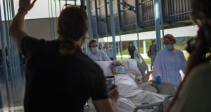 Συναγερμός στην Ευρώπη: Το κοκτέιλ ιώσεων γεμίζει νοσοκομεία και επαναφέρει…