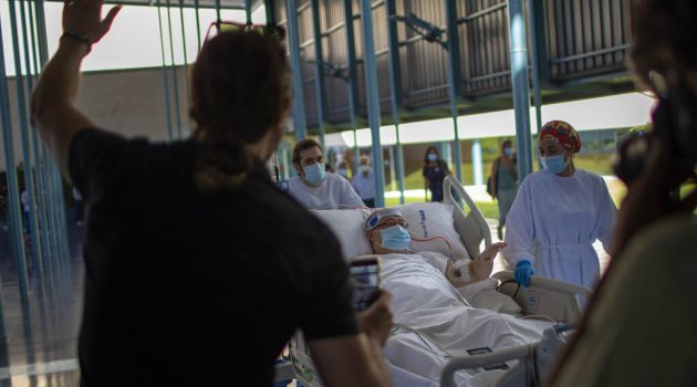 Συναγερμός στην Ευρώπη: Το κοκτέιλ ιώσεων γεμίζει νοσοκομεία και επαναφέρει τις μάσκες